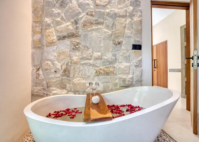 Aesthetic With Private Pool & Bathtub, Villa Uluwatu